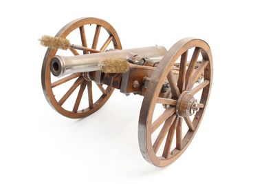 un canon posé sur une roue en bois