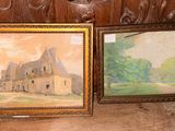 un tableau représentant un château et un tableau représentant une maison posés sur un banc