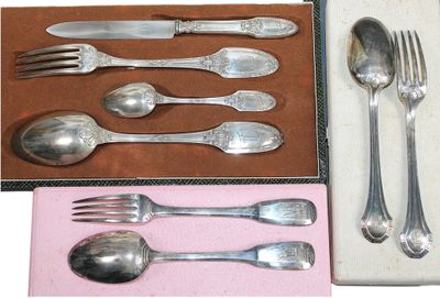 un service d'argenterie dans une boîte, comprenant une cuillère et une fourchette