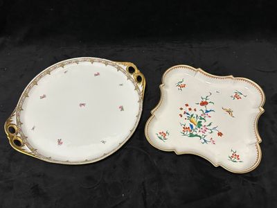 deux assiettes ornées de motifs floraux, posées sur une surface noire