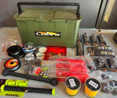 Matériel de pêche: boîte de rangement en plastique et access… - Photo 1