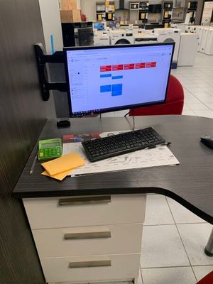 un bureau équipé d'un écran d'ordinateur et d'un clavier
