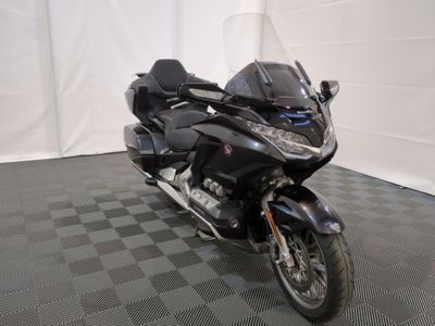 une moto noire garée sur un sol à damier