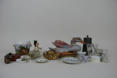 un grand nombre d'objets différents posés sur une table