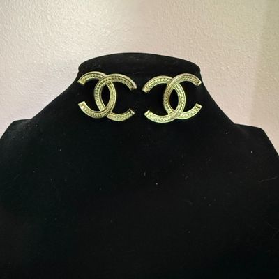 Paire de boucle d'oreille CHANEL CC métal doré siglée