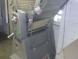 une machine qui se trouve à l'intérieur d'un bâtiment