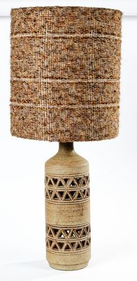 une photo d'une lampe de table surmontée d'un abat-jour tissé