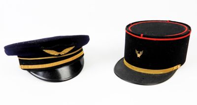 une paire de casquettes militaires noires et dorées sur fond blanc