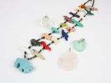 un long collier orné d'une multitude de perles de différentes couleurs