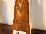 un objet en bois exposé sur une table