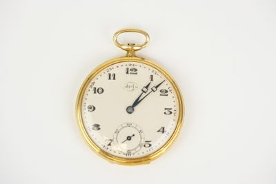 gros plan d'une montre de poche sur une surface blanche