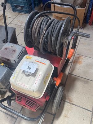 une photo représentant un petit chariot chargé d'outils dans un garage