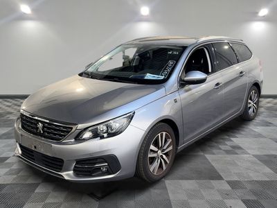 la voiture argentée est garée sur un sol en damier dans le garage