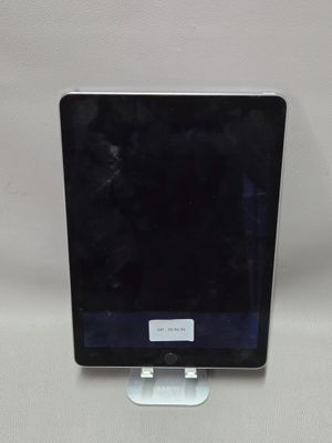 un ordinateur de bureau Apple posé sur une table blanche