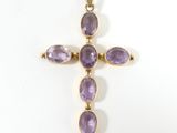 un pendentif en forme de croix en amethorate, orné de trois amethorates ovales