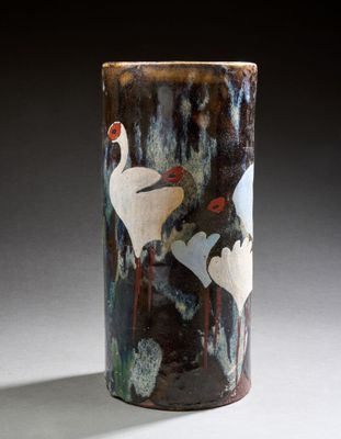un vase orné d'un motif d'oiseau, posé sur une table