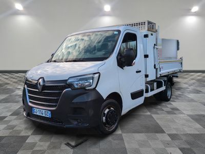 la photo d'un camion blanc garé dans une pièce