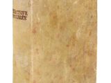 un vieux livre posé sur une surface blanche à côté d'un fond blanc