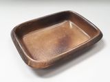 un plateau marron posé sur une table blanche