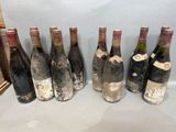 plusieurs bouteilles de vin sont alignées sur une table