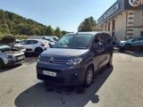 une camionnette bleue garée sur un parking à côté d'un immeuble