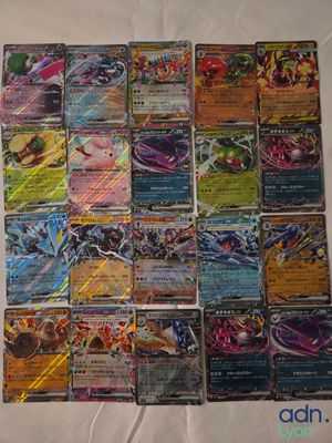 Les cartes sont disposées sur la table, prêtes à être jouées.