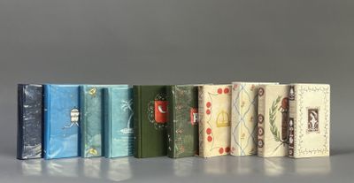 cinq livres alignés sur une table