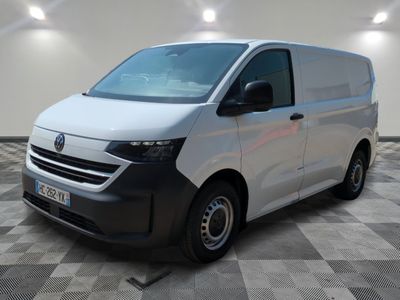 la camionnette blanche est garée sur le sol en damier d'une pièce
