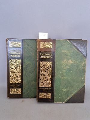 deux livres posés l'un sur l'autre sur une table
