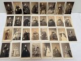 une vieille photo en noir et blanc représentant un grand groupe de personnes