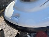 un gros plan sur un jet-ski garé sur un parking