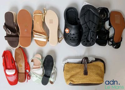 plusieurs paires de chaussures et un sac à main par terre