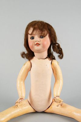 SFBJ. Poupée avec tête en porcelaine. Yeux bleus fixes, bouc…