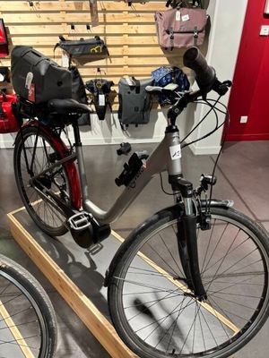deux vélos posés sur un porte-vélos dans un magasin