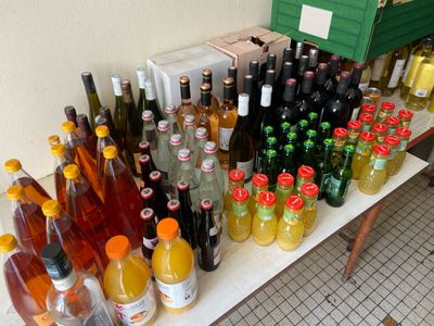 de nombreuses bouteilles de différentes sortes de boissons posées sur une table