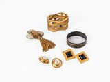 un assortiment de bijoux en or, notamment des bagues, des bracelets et des bagues