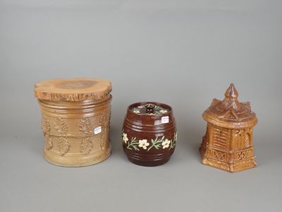 trois types de vases différents posés les uns à côté des autres sur une surface grise