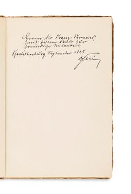un livre ouvert avec une écriture manuscrite posé sur une table