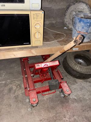 un micro-ondes posé sur un chariot dans un garage