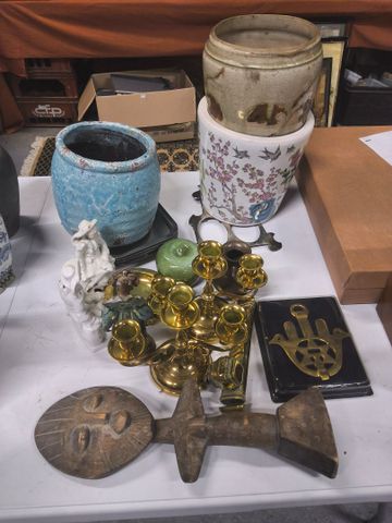 Lot comprenant, divers objets dont chandeliers en laiton, cendrie...