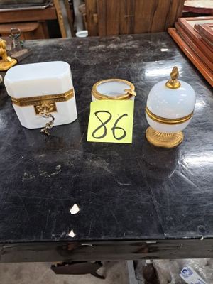 une table sur laquelle se trouvent de nombreux objets