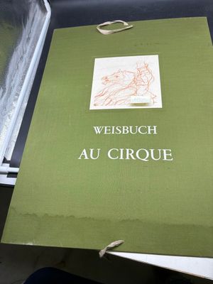 un livre vert sur lequel figure l'image d'un cheval