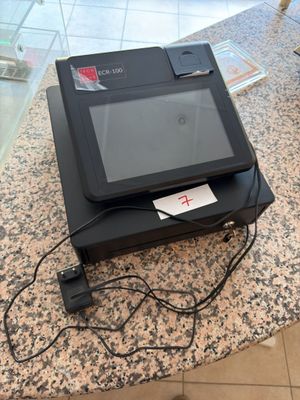 une tablette posée sur une table