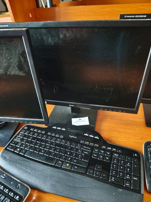 deux écrans d'ordinateur et un clavier sur un bureau