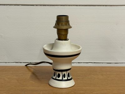 une petite lampe posée sur une table
