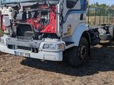 un camion garé sur la terre battue dans le champ