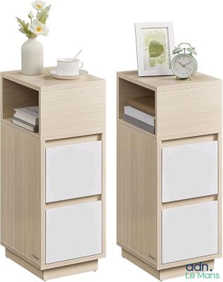 une paire de tables de chevet avec des tiroirs et une horloge posée dessus