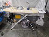 une table à repasser et un chariot dans une pièce