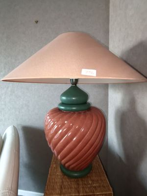 une lampe posée sur une table en bois
