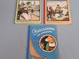 trois livres pour enfants posés sur une table blanche